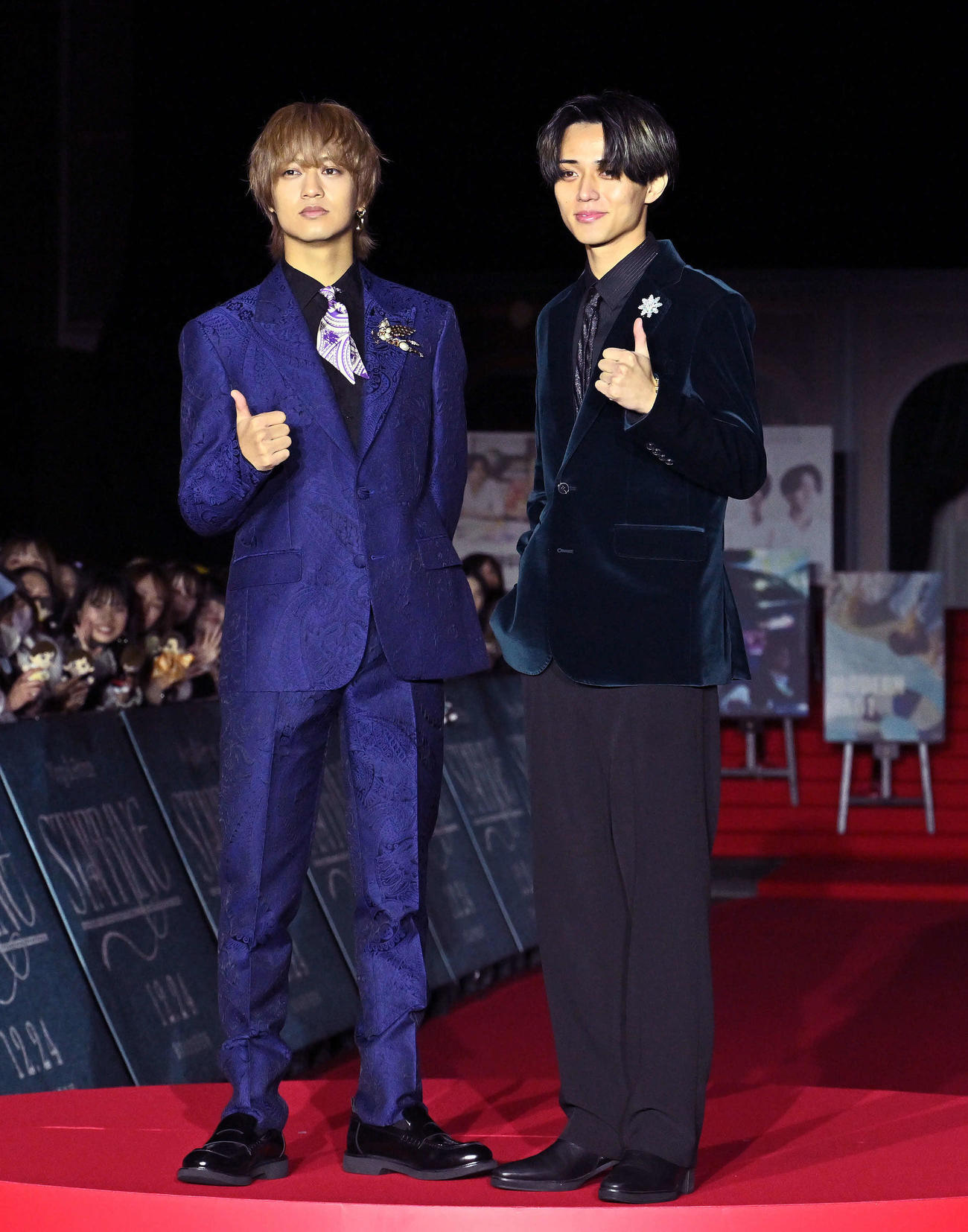 レッドカーペットイベントでポーズを決めるKing ＆ Princeの髙橋海人（左）と永瀬廉（撮影・滝沢徹郎）