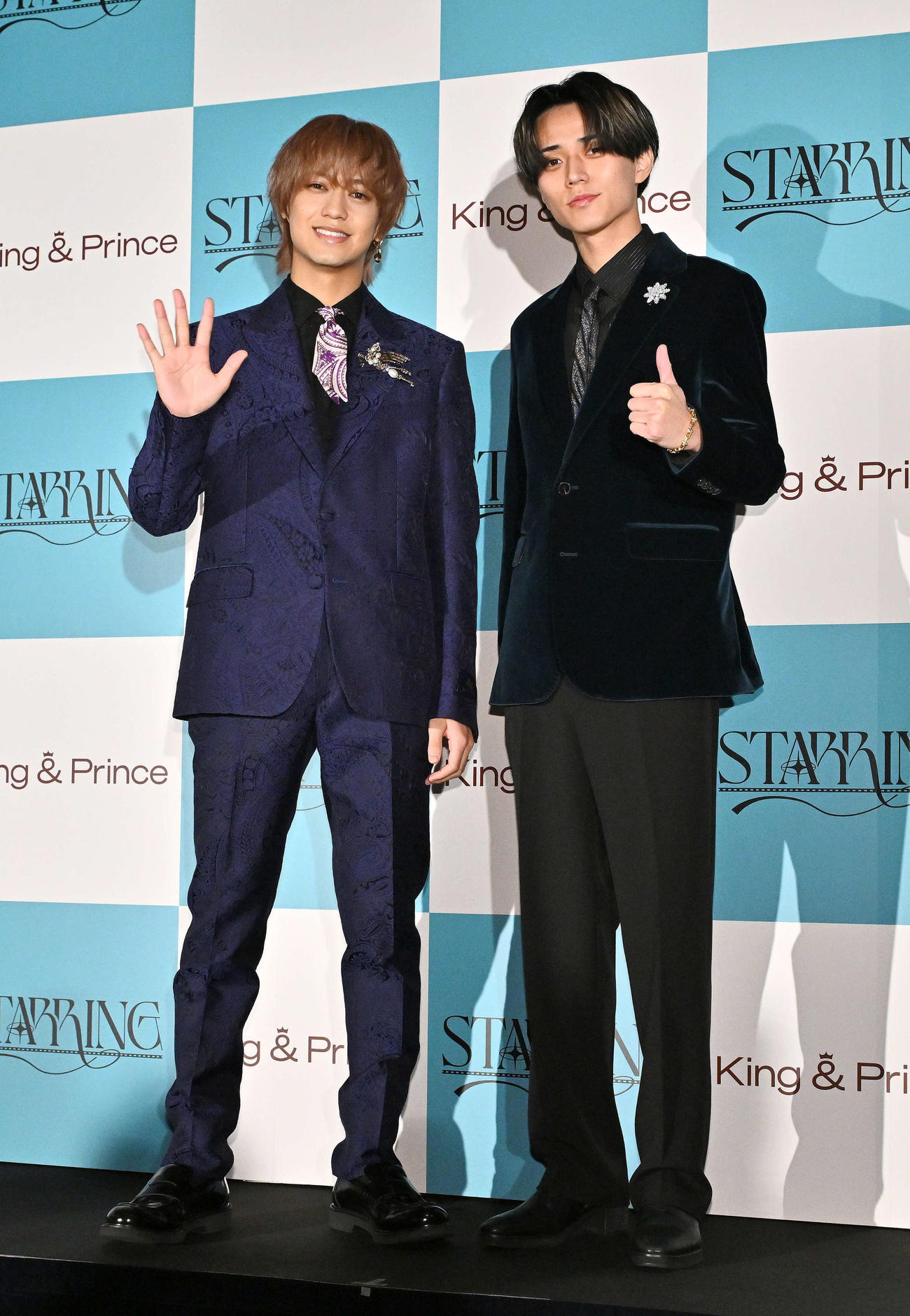 囲み取材でポーズを決めるKing ＆ Princeの髙橋海人（左）と永瀬廉（撮影・滝沢徹郎）