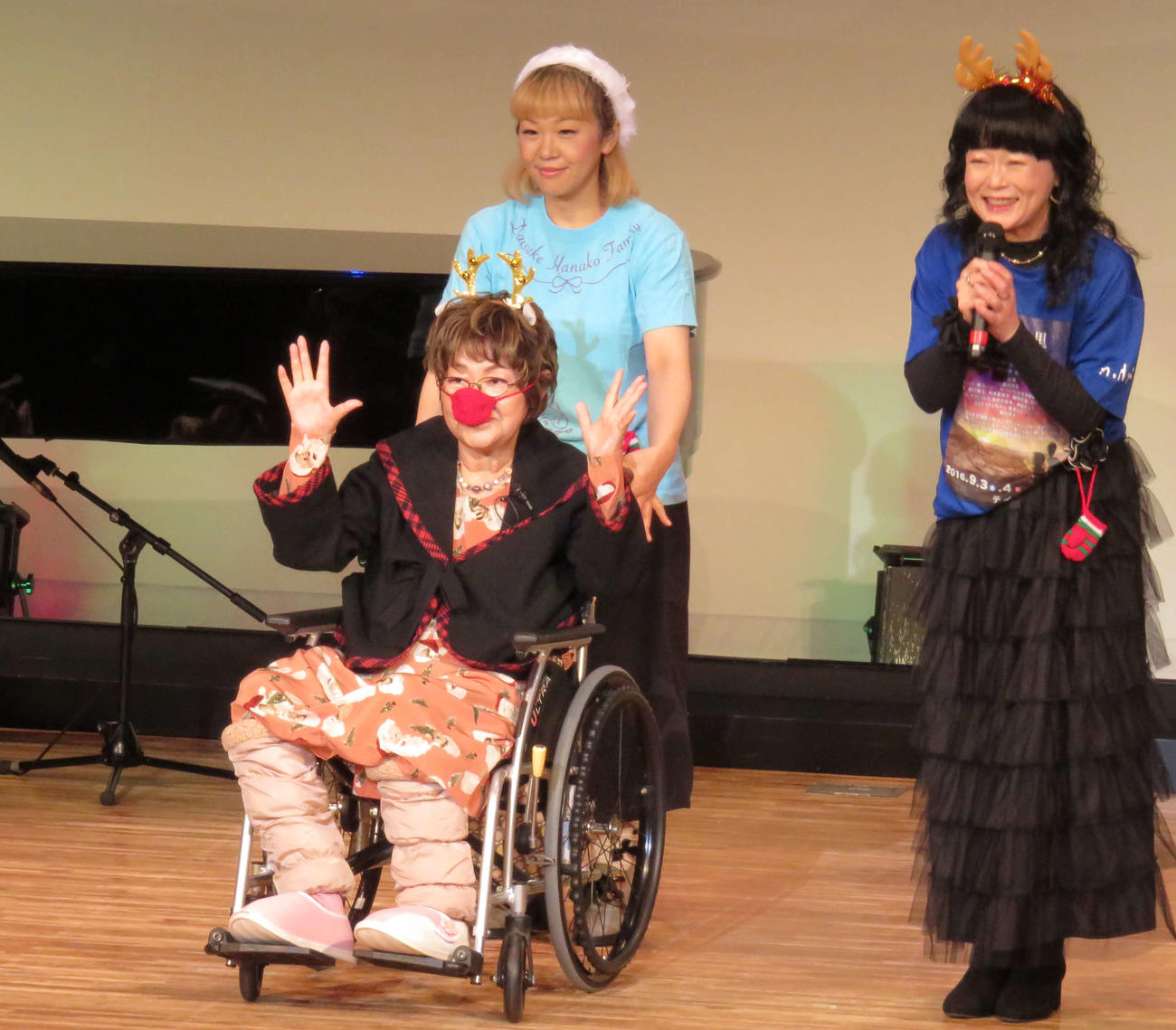 イベントの途中、トナカイにふんして登場した宮川花子（撮影・村上久美子）
