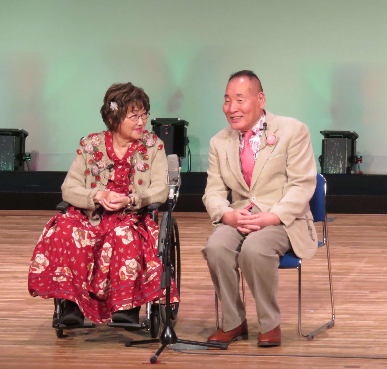 恒例クリスマスイベントで漫才を演じる宮川大助（右）花子（撮影・村上久美子）