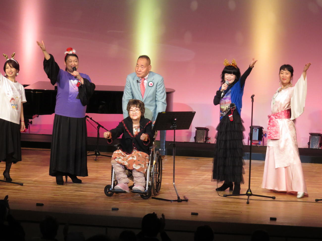クリスマスイベントに出演した宮川大助（中央後方）花子（手前）（撮影・村上久美子）