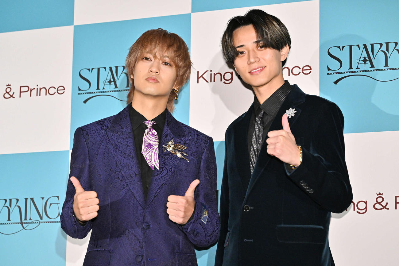 囲み取材でポーズを決めるKing ＆ Princeの髙橋海人（左）と永瀬廉（撮影・滝沢徹郎）