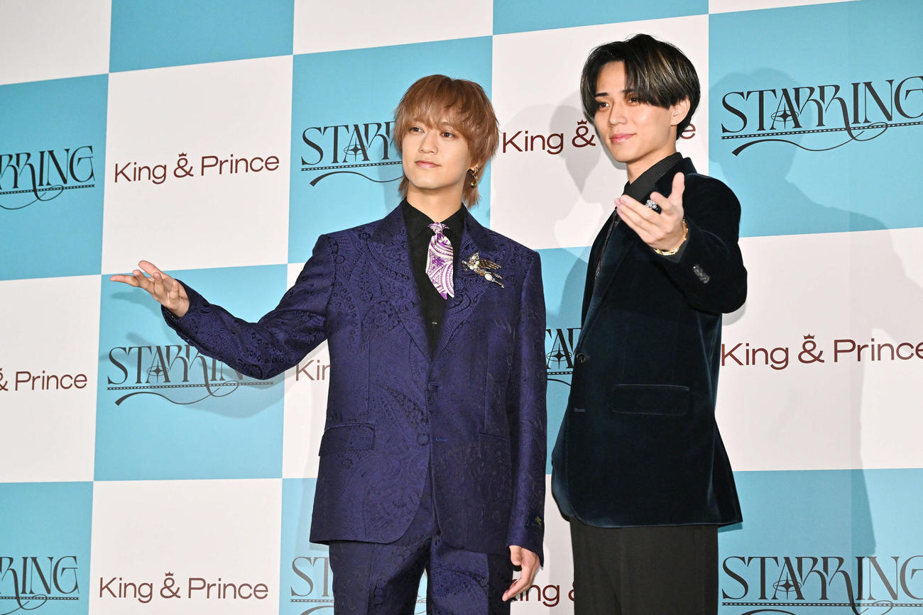 囲み取材でポーズを決めるKing ＆ Princeの髙橋海人（左）と永瀬廉（撮影・滝沢徹郎）