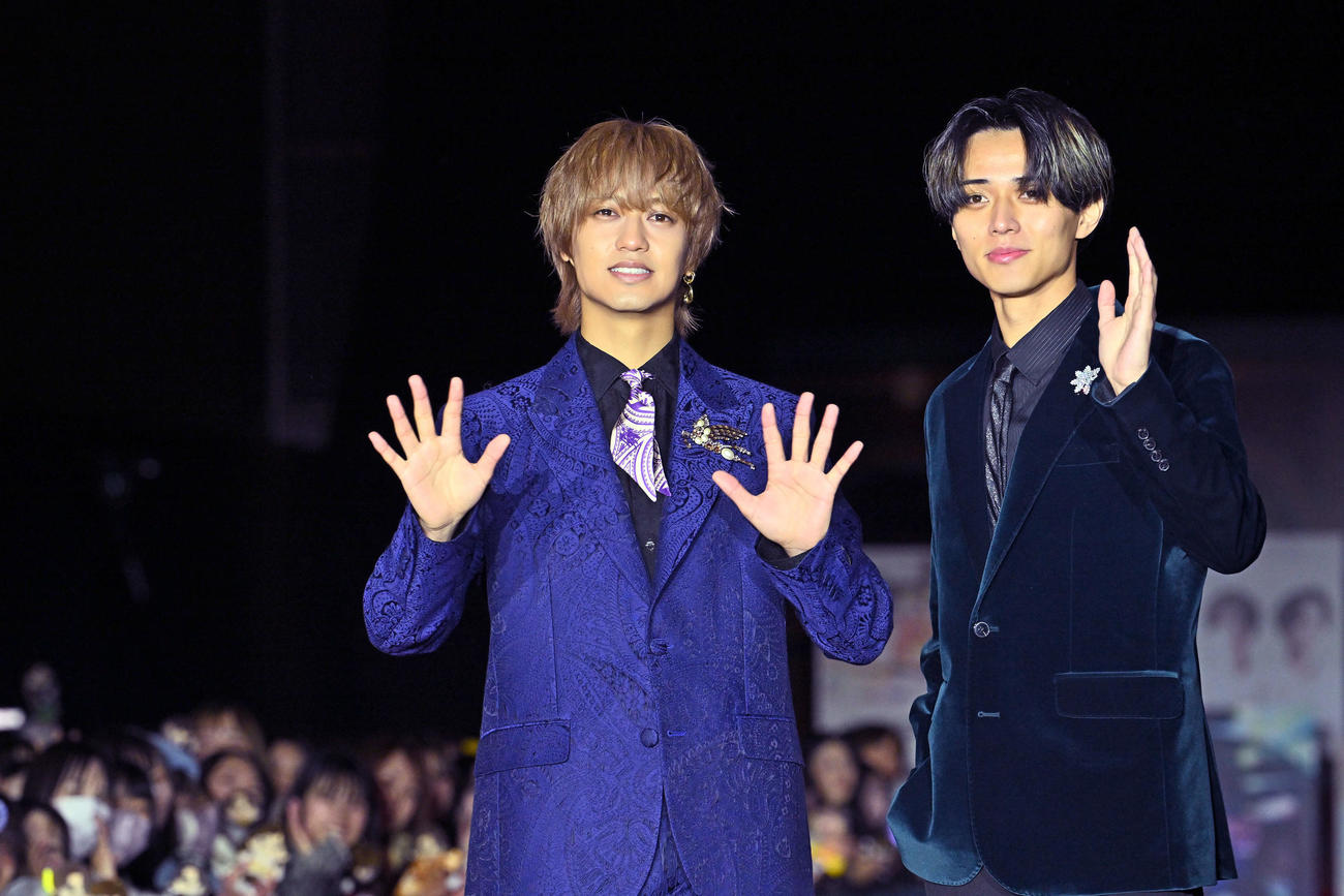 レッドカーペットイベントでポーズを決めるKing　＆　Princeの髙橋海人（左）と永瀬廉（撮影・滝沢徹郎）
