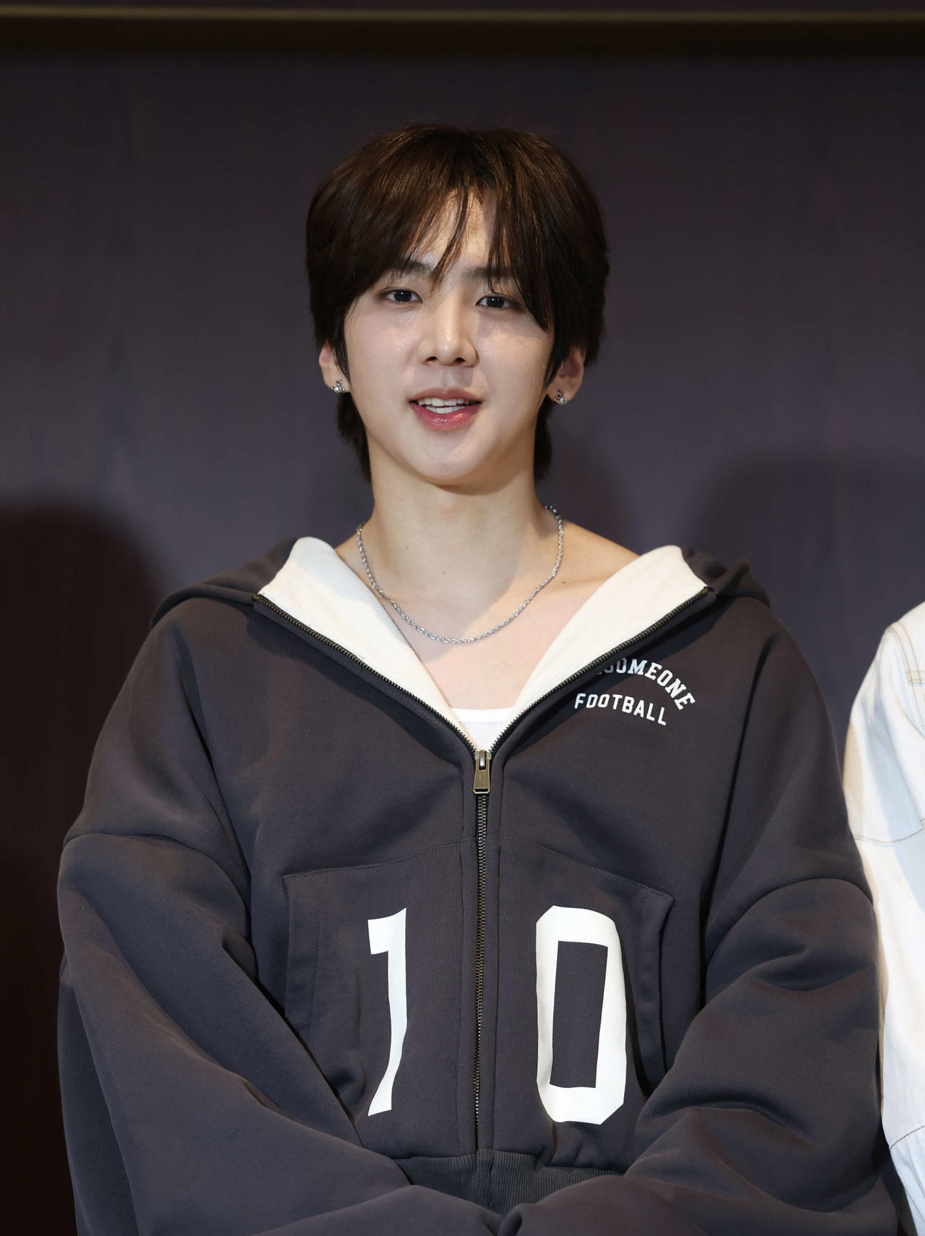 囲み取材に登場し話をする82MAJORのナム・ソンモ（撮影・増田悦実）