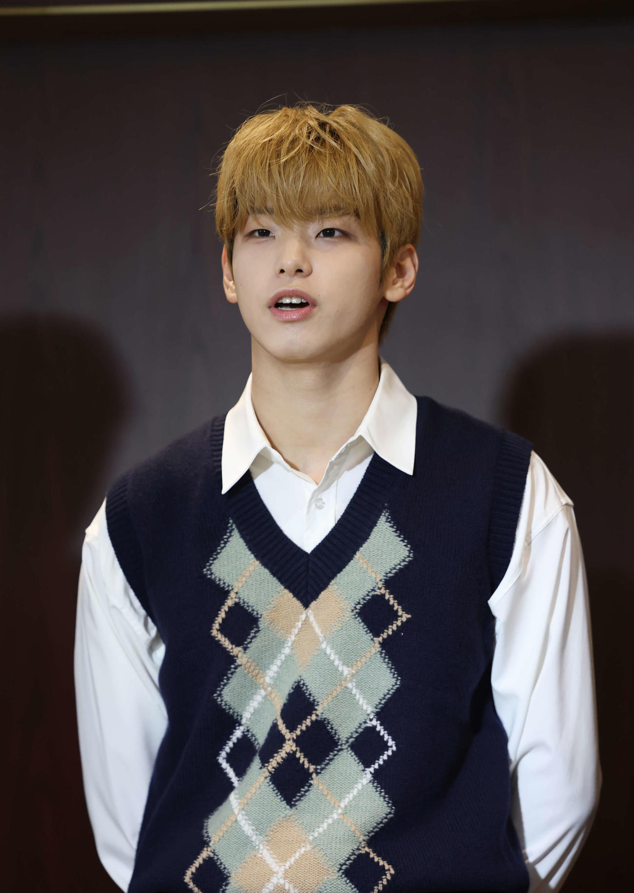 囲み取材に登場し話をする82MAJORのキム・ドギョン（撮影・増田悦実）