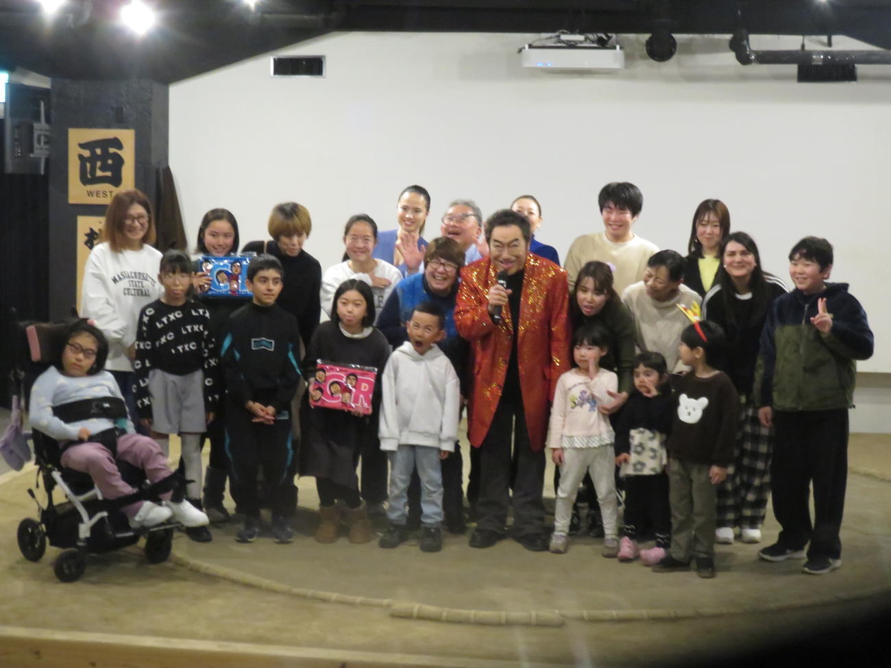 「子ども食堂クリスマスチャリティーイベント」で子供たちと触れ合ったコロッケ（中央）
