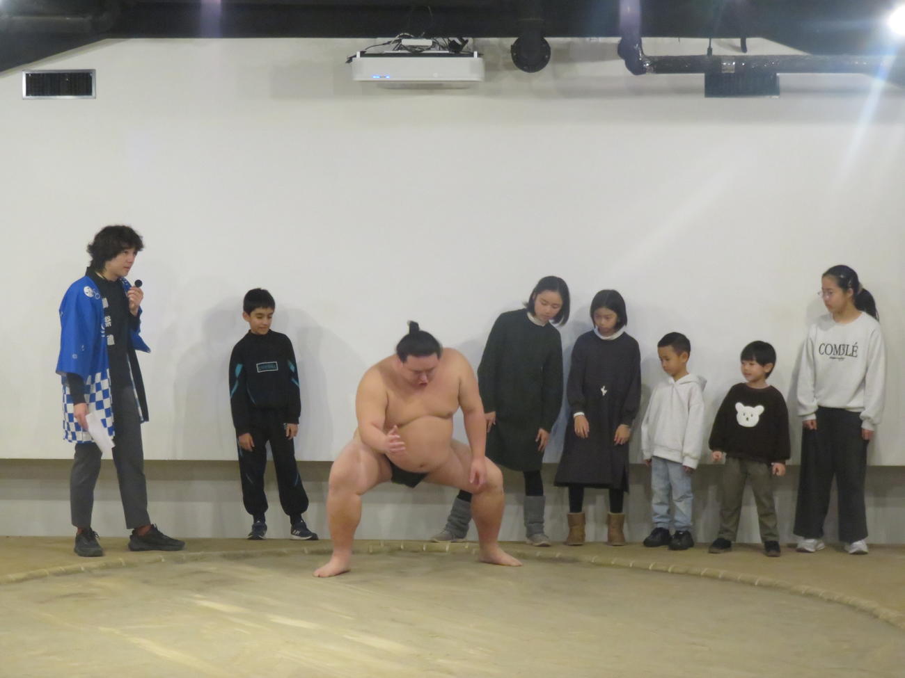 「子ども食堂クリスマスチャリティーイベント」で子供たちは元力士からすり足の指導を受けた