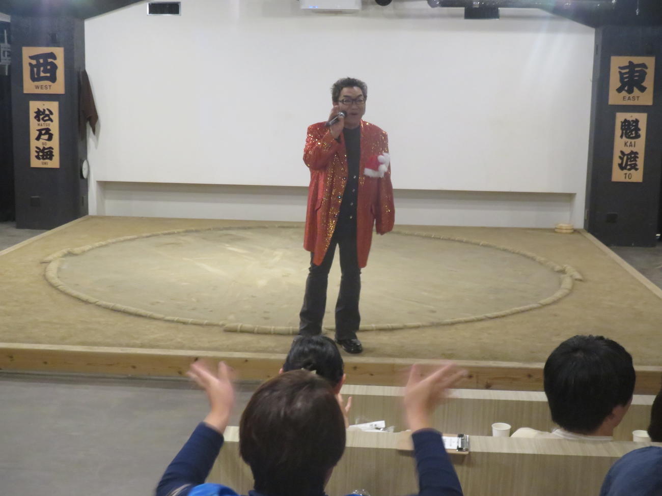 「子ども食堂クリスマスチャリティーイベント」で子供たちから歓声を浴びるコロッケ