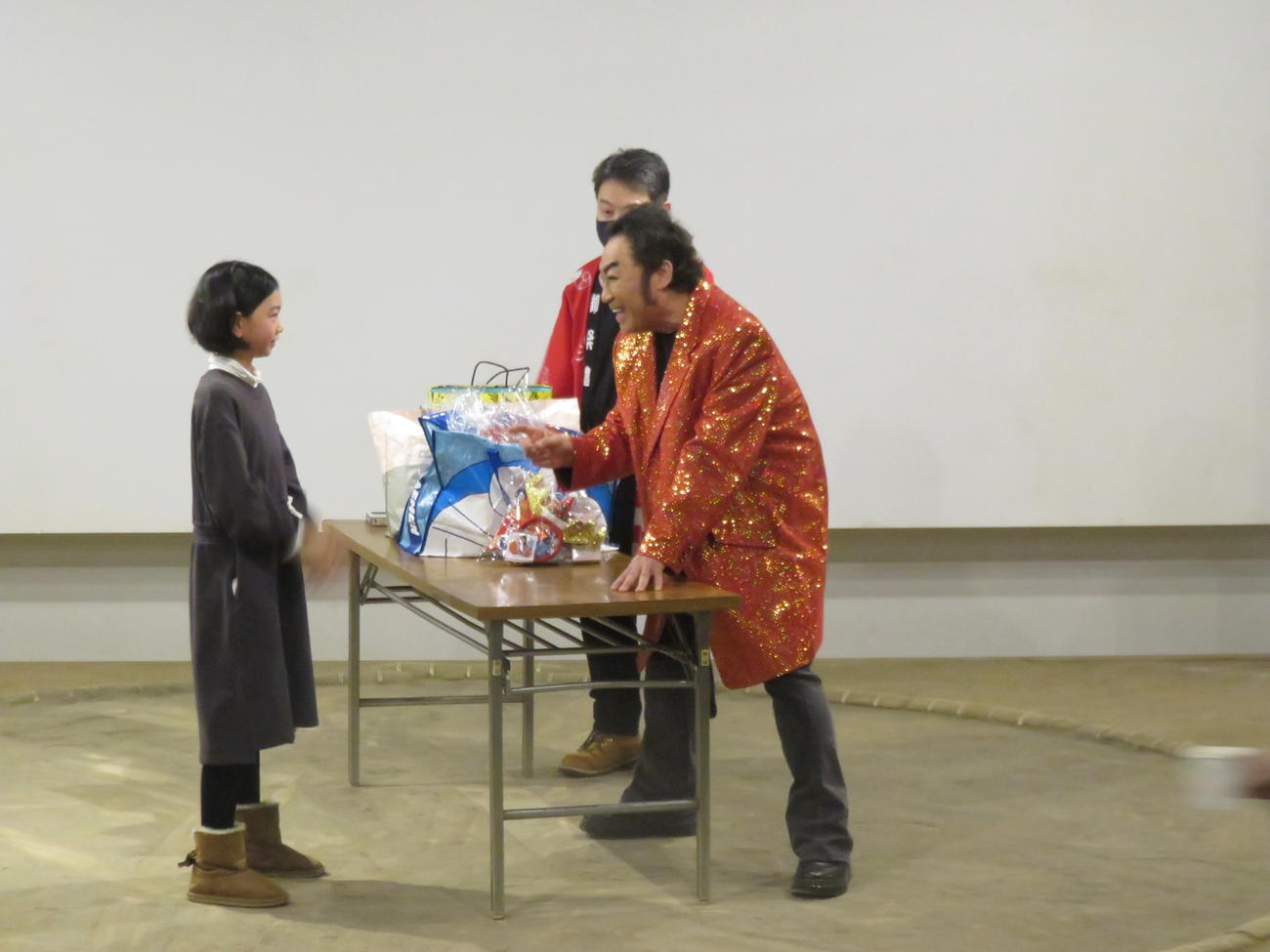 “変顔あっち向いてホイ”で子供（左）と対戦するコロッケ