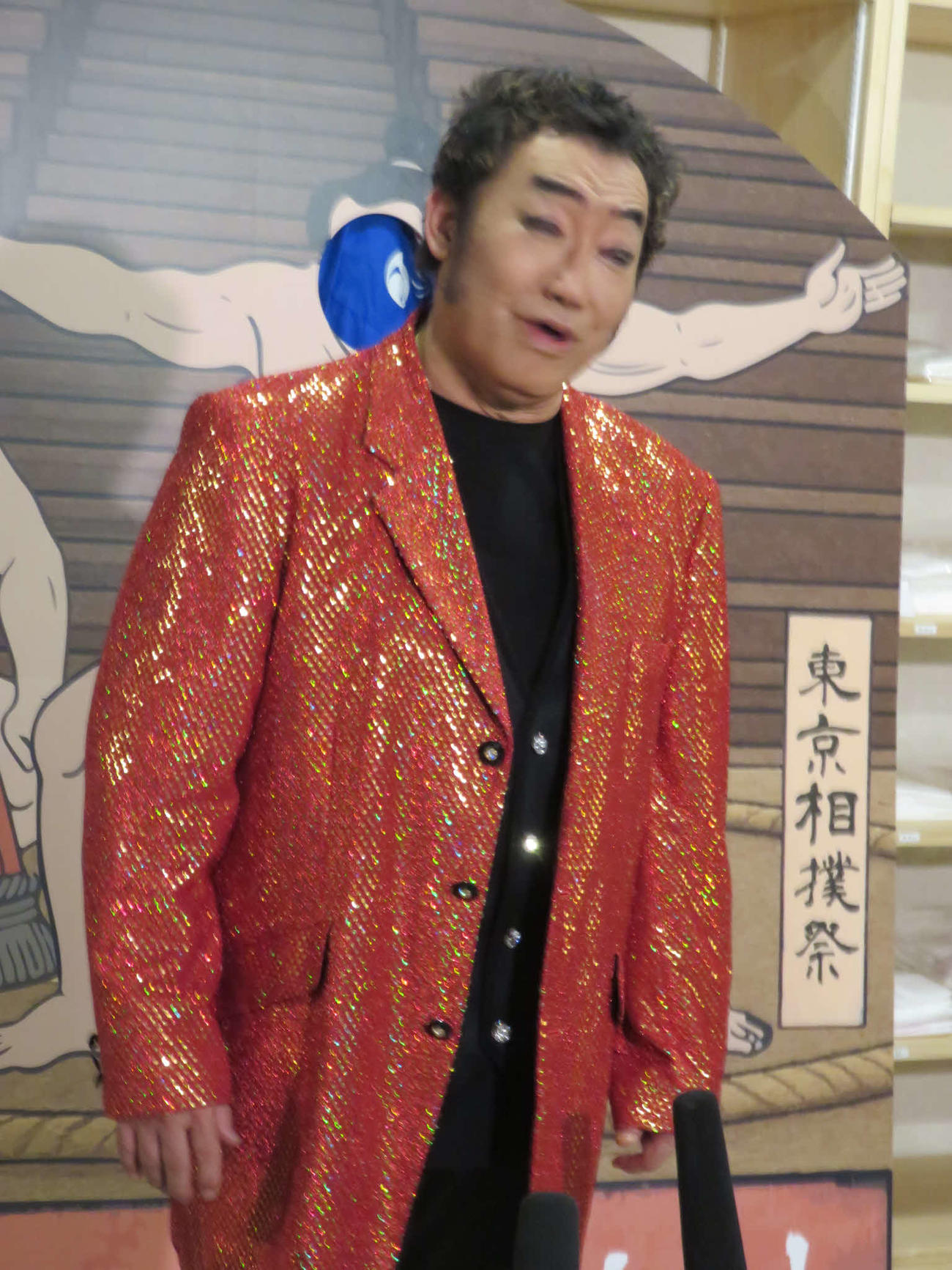 「顔は似せられませんが」と断って、福山雅治になりきって「ジングルベル」を歌うコロッケ
