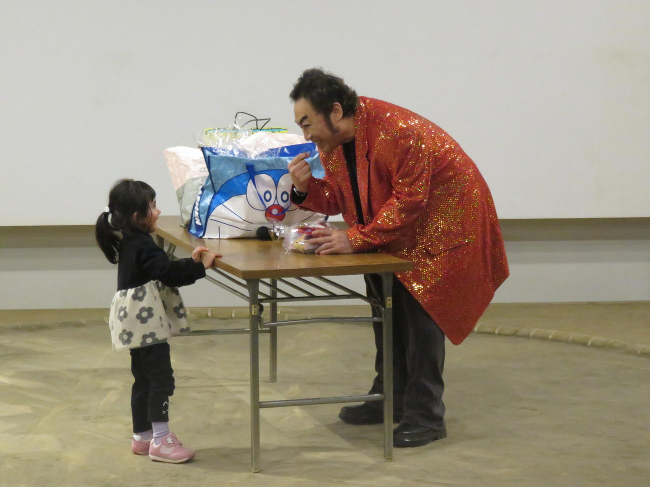 “変顔あっち向いてホイ”で子供（左）と対戦するコロッケ
