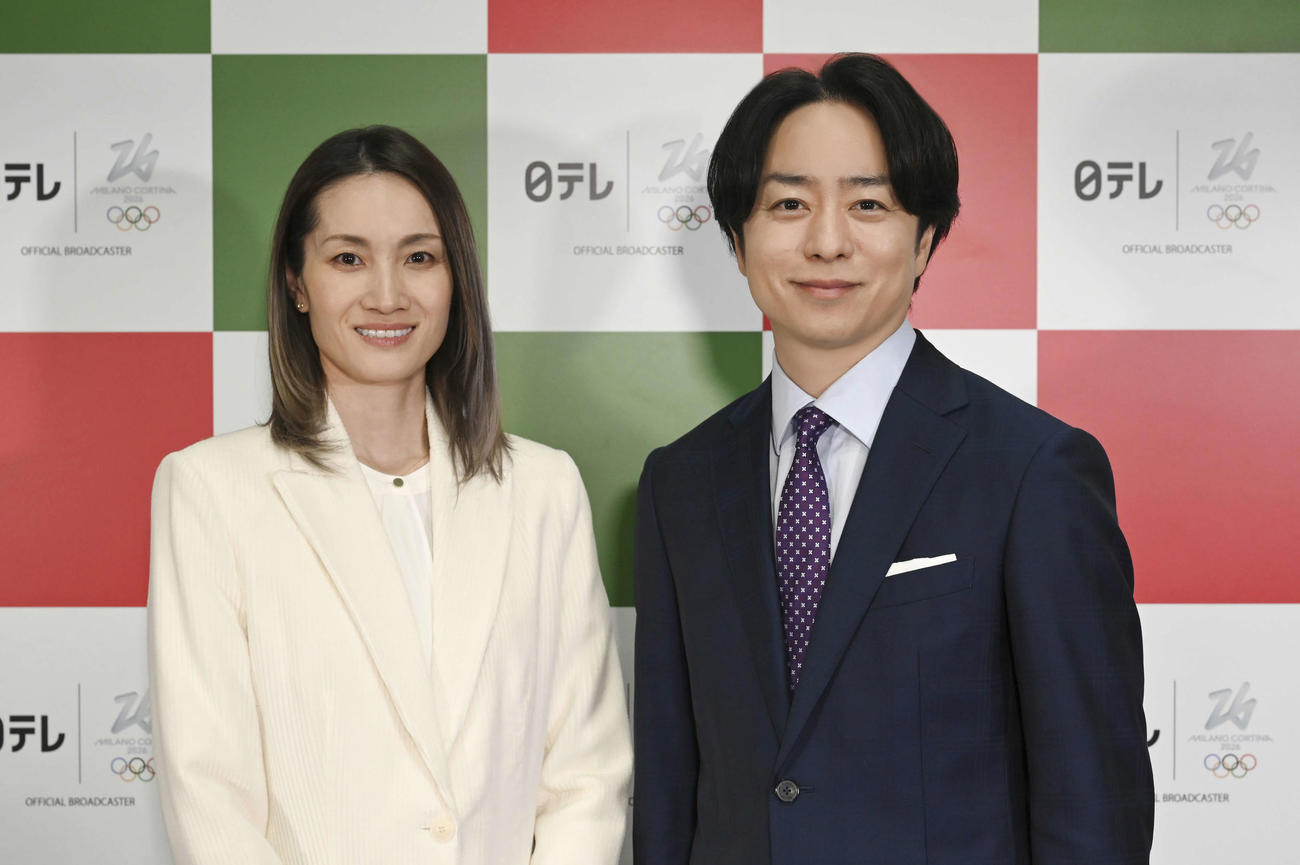 日本テレビ系の26年ミラノ・コルティナ冬季五輪スペシャルキャスターを務める嵐櫻井翔（右）とメインキャスターの荒川静香さん