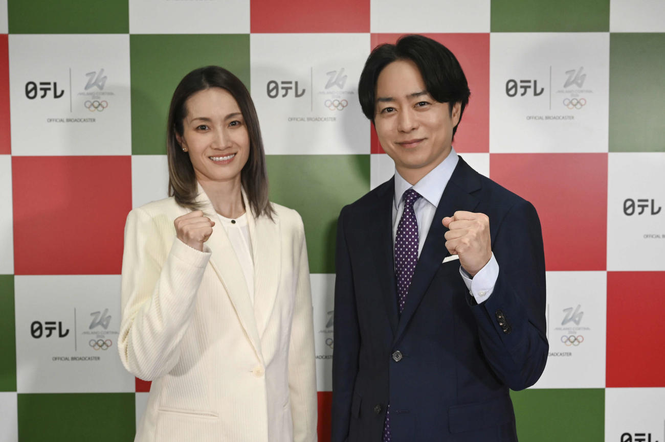 日本テレビ系の26年ミラノ・コルティナ冬季五輪スペシャルキャスターを務める嵐櫻井翔（右）とメインキャスターの荒川静香さん
