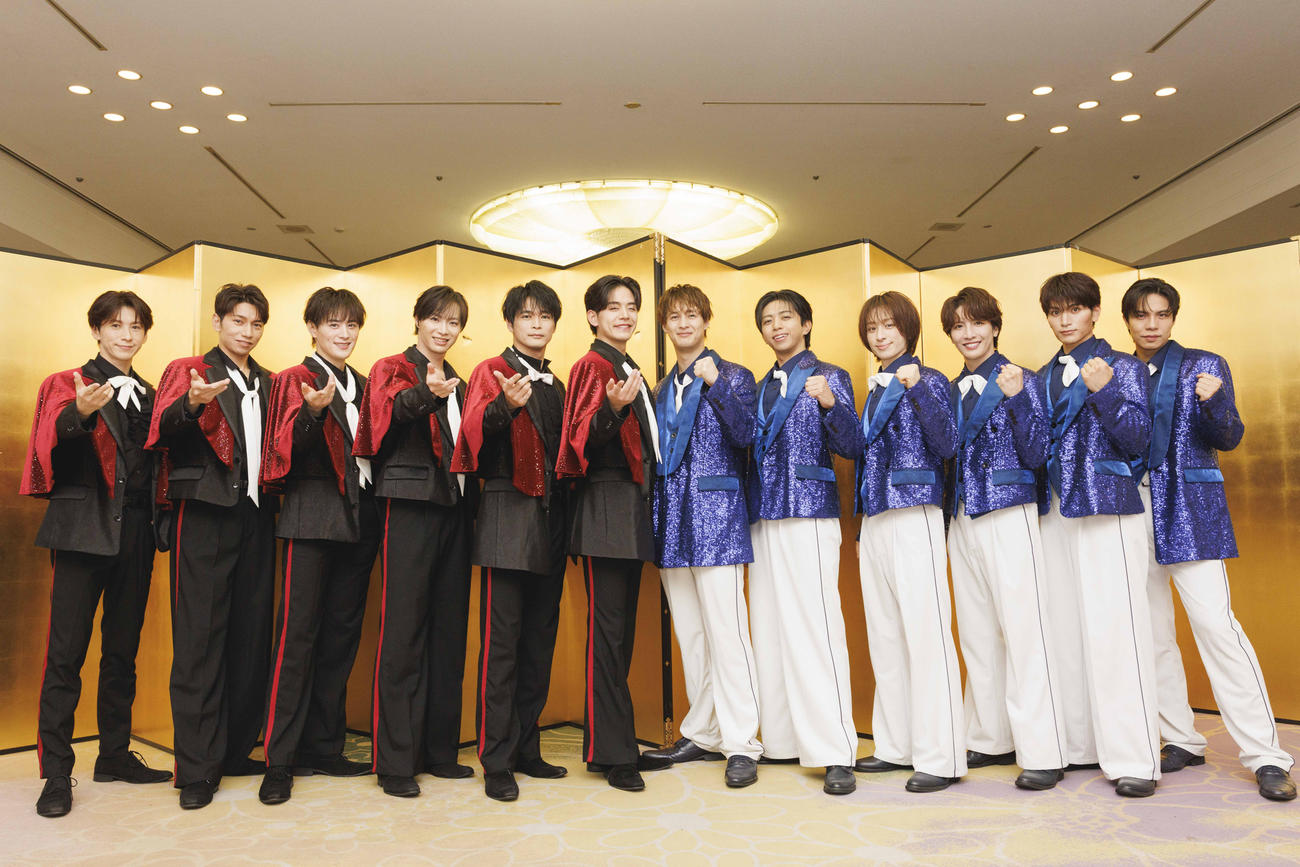 クリスマスランチ＆ディナーショーを行ったSHOW－WA＆MATSURI。左から、寺田真二郎、山本佳志、向山毅、塩田将己、青山隼、井筒雄太（以上、SHOW－WA）、渡辺真、橋爪健二、小野寺翼、松岡卓弥、鈴木渉、柳田優樹（以上、MATSURI）