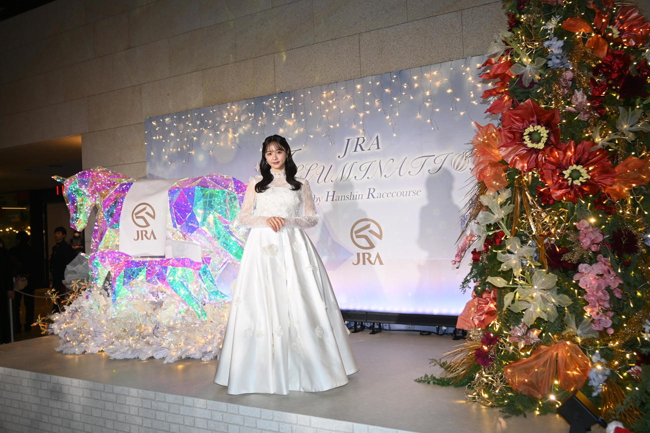 KITTE大阪で行われた「JRA ILLUMINATION by Hanshin Racecourse　点灯式」に登壇した森香澄（撮影・松浦隆司）
