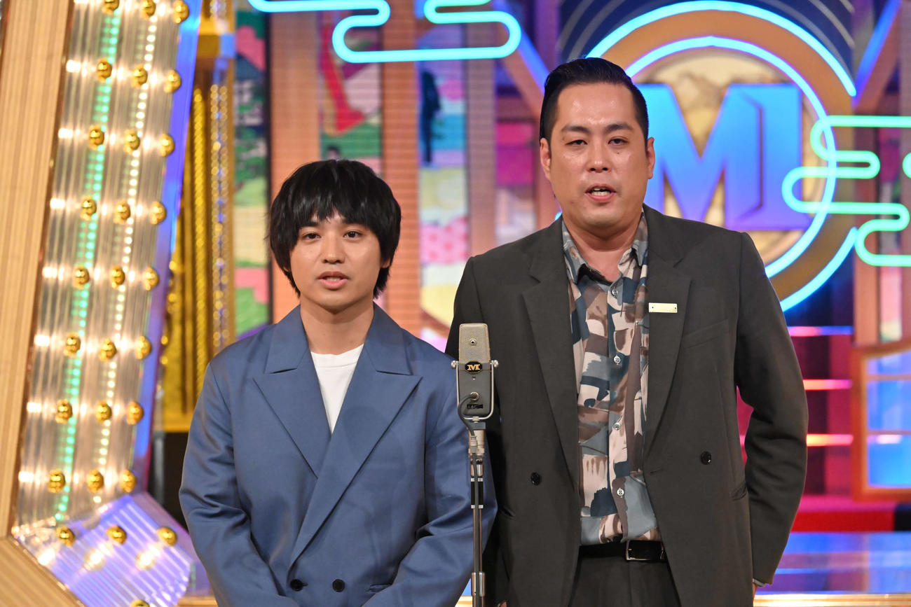 「M－1グランプリ2025」決勝で漫才を披露するエバース（（C）M－1グランプリ事務局）