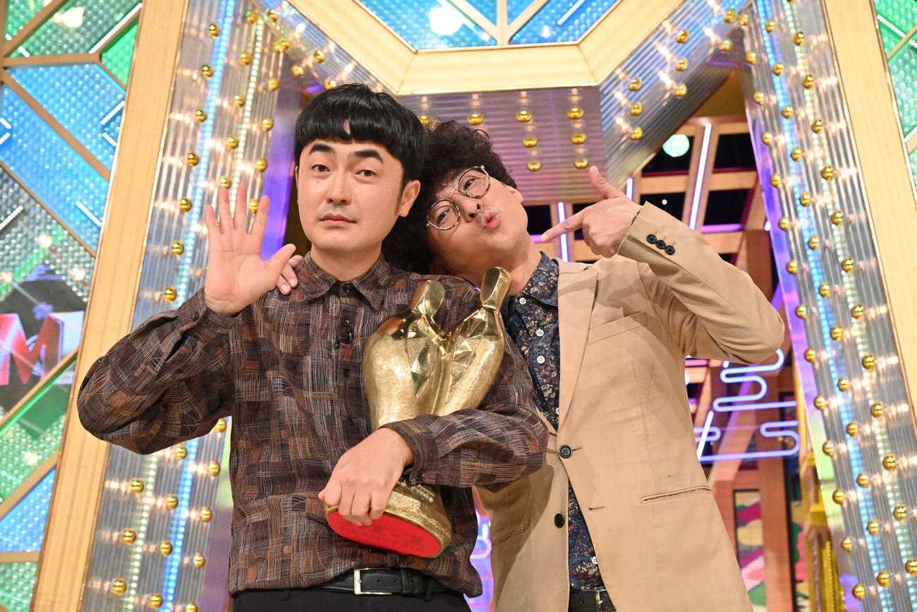 優勝したたくろうの赤木裕（左）、きむらバンド（C）M－1グランプリ事務局