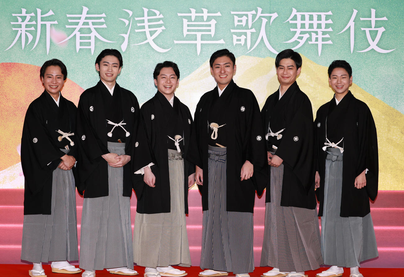 「新春浅草歌舞伎」の制作発表会見を行った、左から中村鶴松、市川染五郎、中村莟玉、中村橋之助、市川男寅、尾上左近（撮影・野上伸悟）