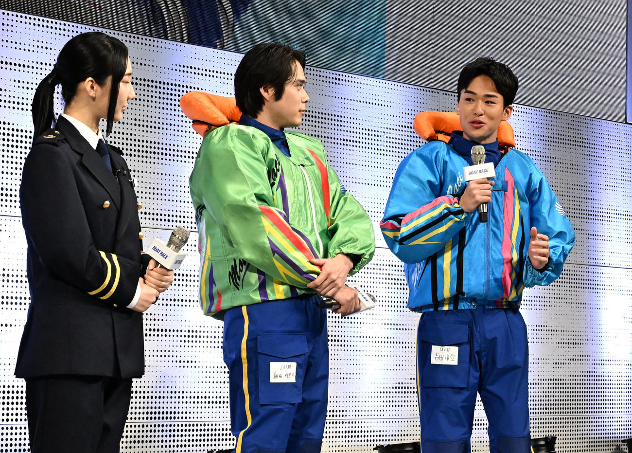 2026年ボートレース新CM発表会で、左からファーストサマーウイカ、細田佳央太らとトークセッションする吉田晴登（撮影・千葉一成）