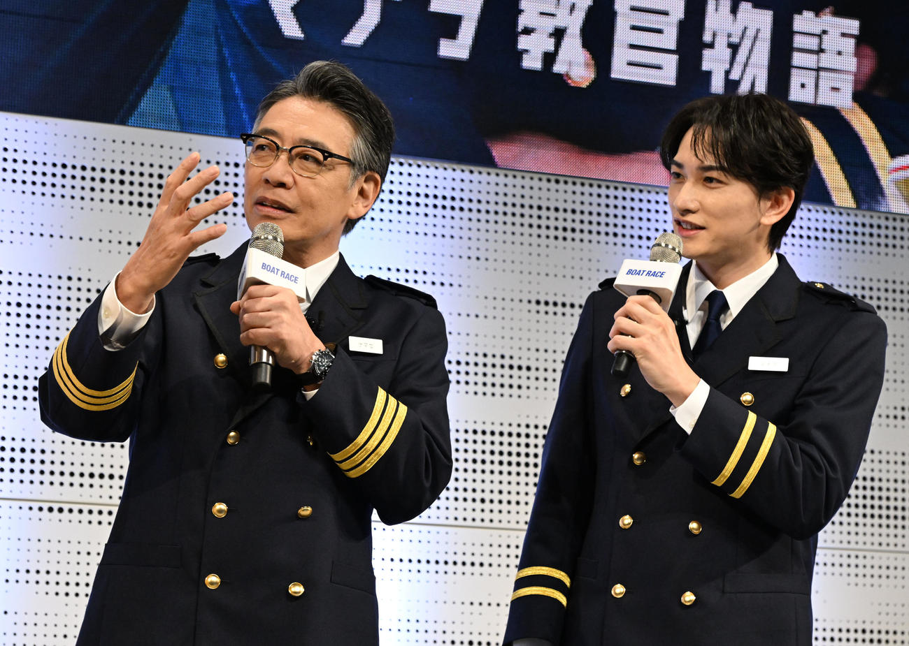 2026年ボートレース新CM発表会でトークセッションする生瀬勝久（左）と町田啓太（撮影・千葉一成）