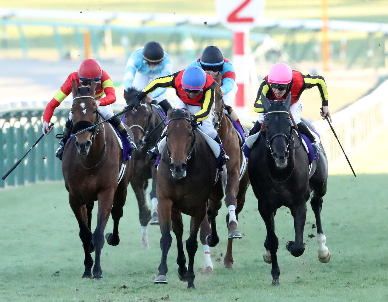 24年、シャフリヤール（右）とのたたき合いを制して有馬記念で優勝したレガレイラと戸崎騎手（中央）