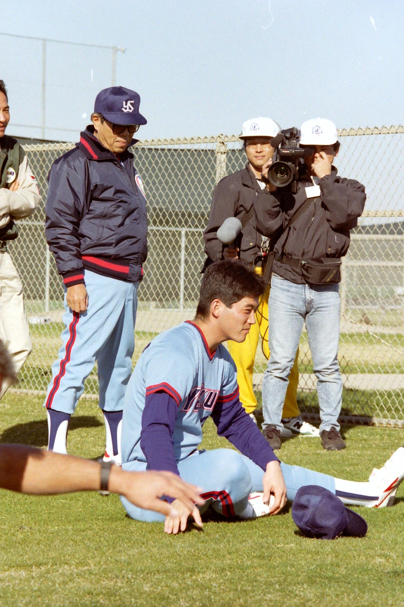 ストレッチする長嶋一茂を見守るヤクルト野村克也監督（1990年2月撮影）
