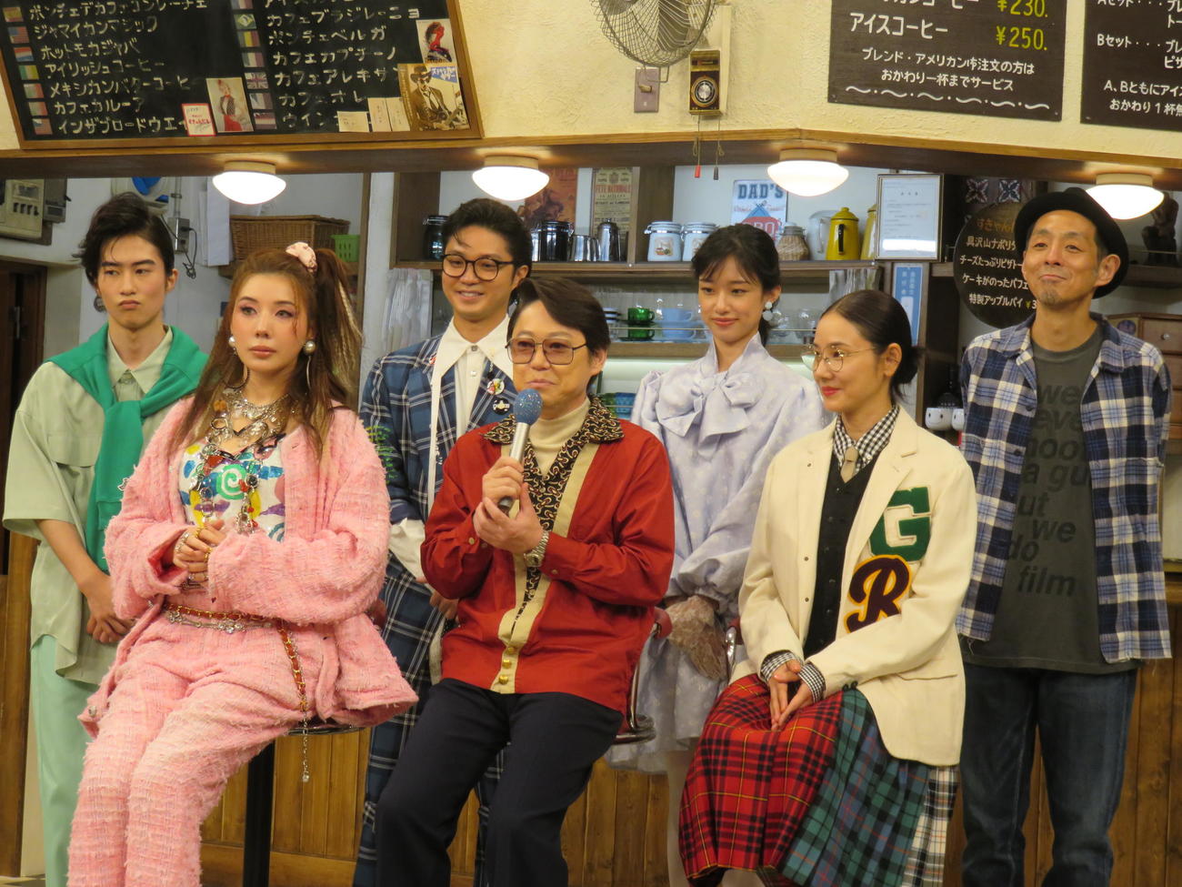 「新年早々　不適切にもほどがある！」制作発表に臨んだ出演者たち。後列左から坂元愛登、磯村勇斗、河合優実、脚本の宮藤官九郎氏、前列左から仲里依紗、阿部サダヲ、吉田羊