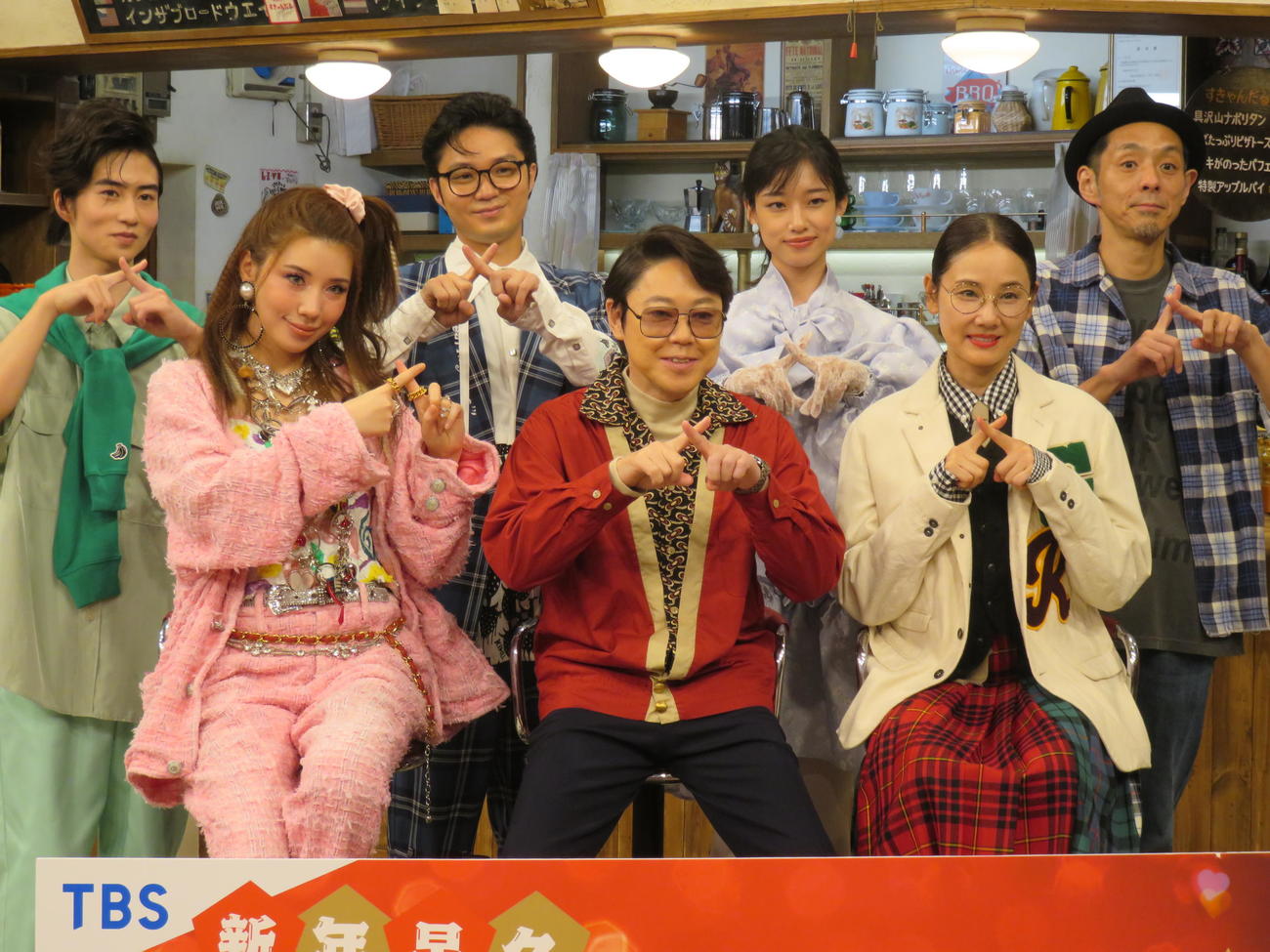 「新年早々　不適切にもほどがある！」制作発表に臨んだ出演者たち。後列左から坂元愛登、磯村勇斗、河合優実、脚本の宮藤官九郎氏、前列左から仲里依紗、阿部サダヲ、吉田羊