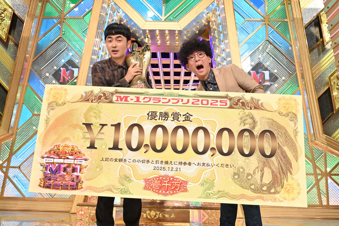 優勝したたくろうの赤木裕（左）、きむらバンド（C）M－1グランプリ事務局
