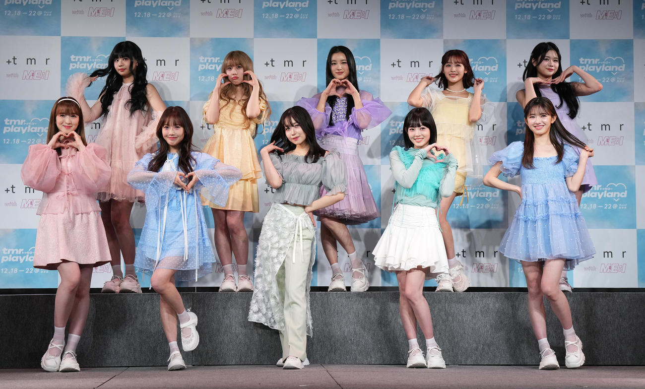 ME：Iの前列左からSUZU、KEIKO、MOMONA、SHIZUKU、COCORO。後列左からRINON、AYANE、MIU、RAN、KOKONA（2024年12月撮影）