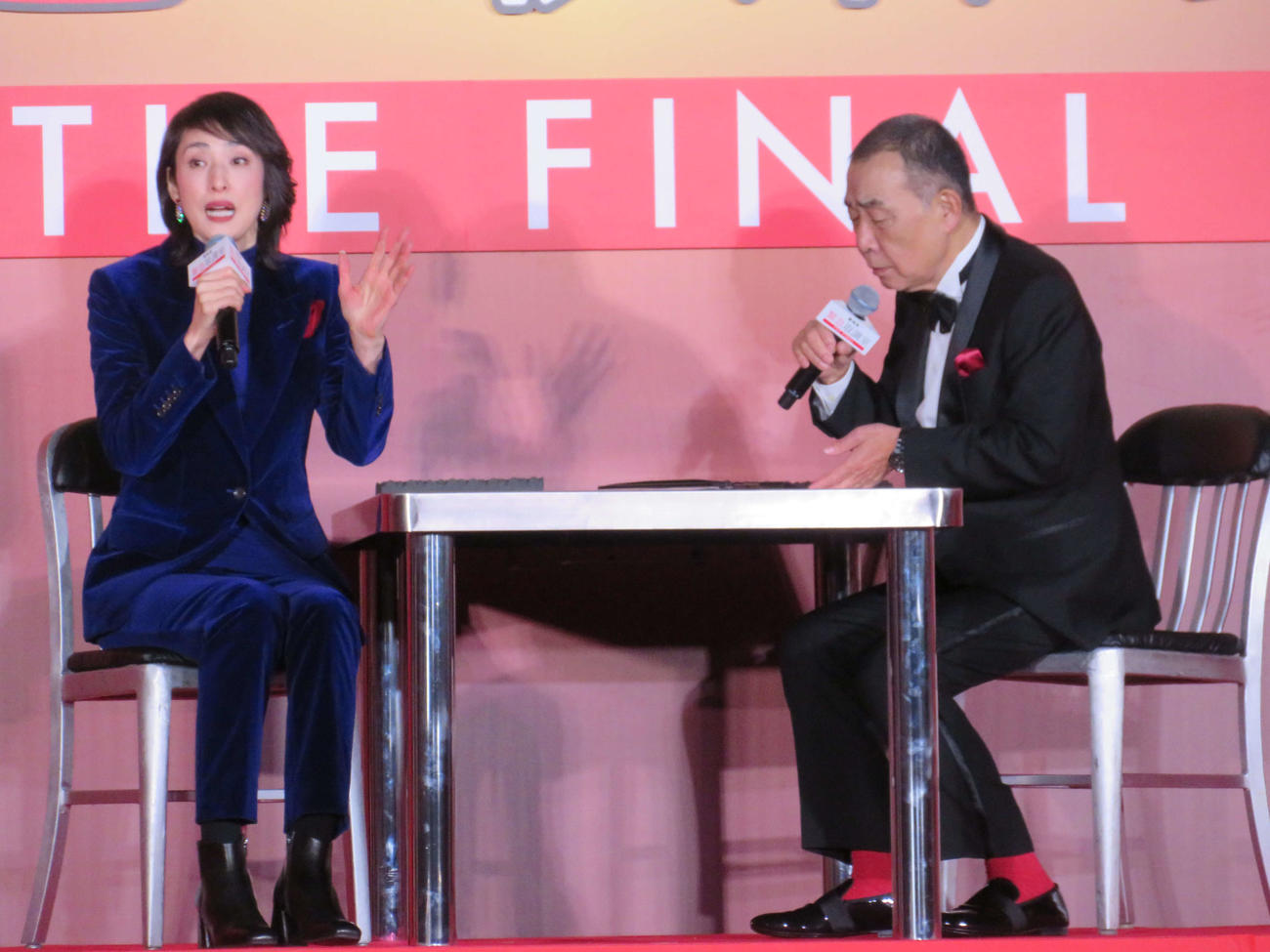 劇場版「緊急取調室　THE FINAL」カウントダウンイベントで、でんでんから取り調べを受ける天海祐希（撮影・村上幸将）
