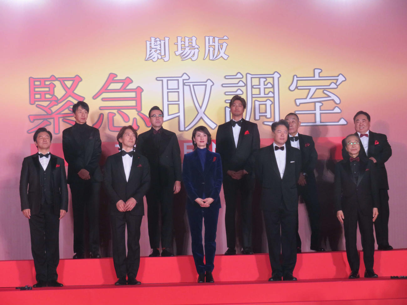 劇場版「緊急取調室　THE FINAL」カウントダウンイベントに出席した、前列左から石丸幹二、佐々木蔵之介、天海祐希、田中哲司、小日向文世、後列左から大倉孝二、鈴木浩介、速水もこみち、でんでん、塚地武雅（撮影・村上幸将）