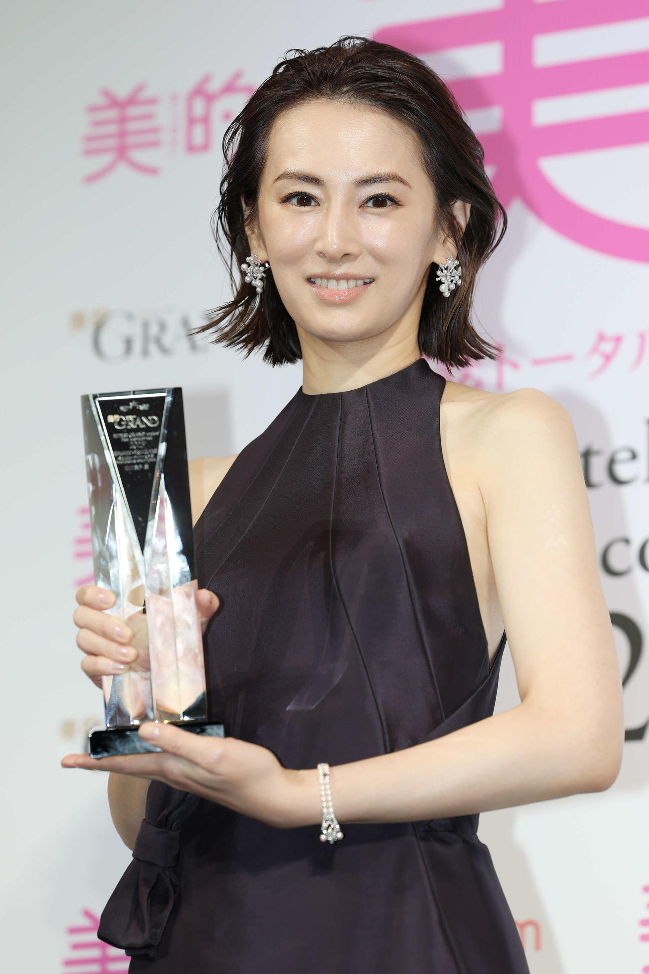「美的GRANDベストビューティウーマン」を受賞し笑顔を見せる北川景子（撮影・宮地輝）