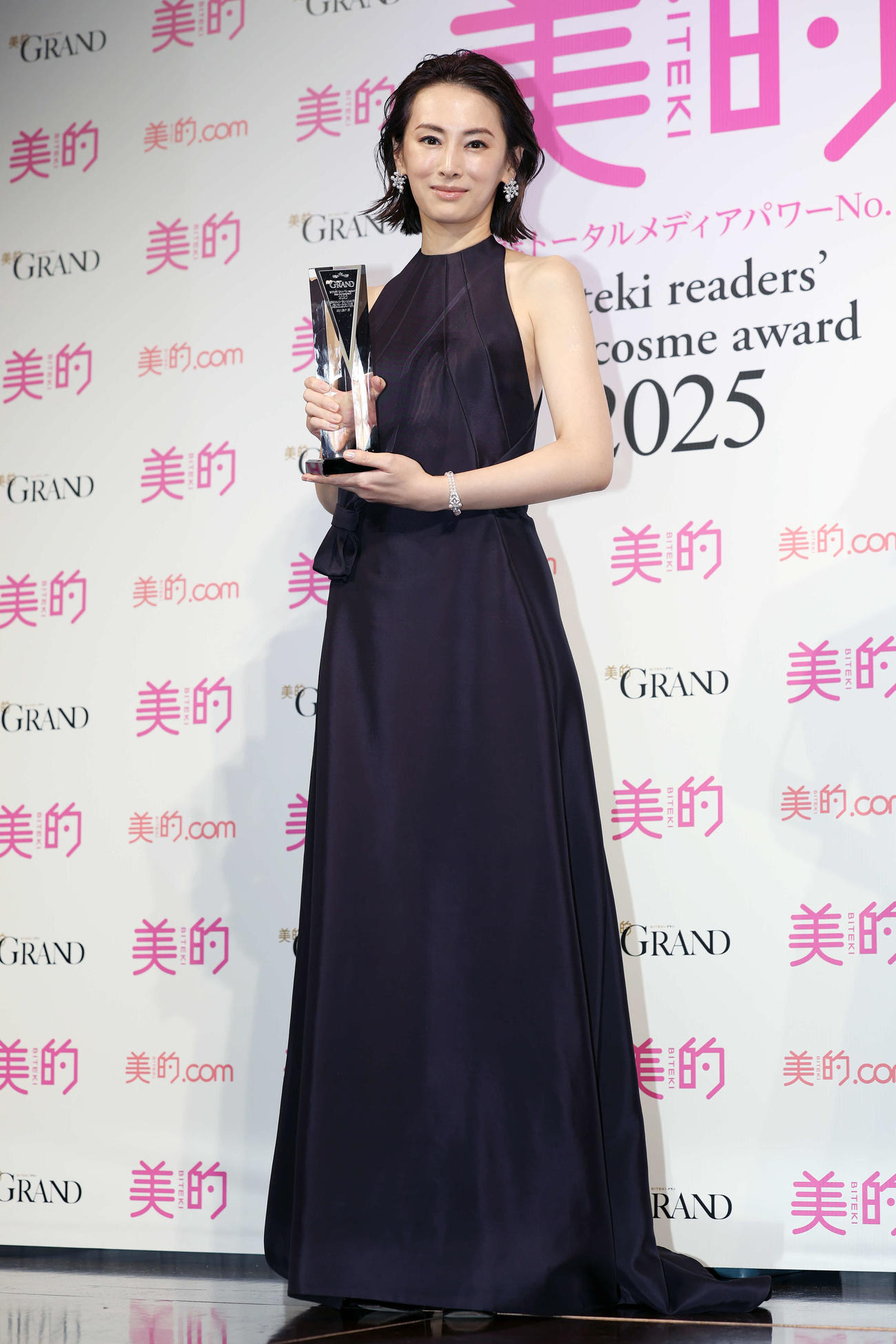 「美的GRANDベストビューティウーマン」を受賞し笑顔を見せる北川景子（撮影・宮地輝）