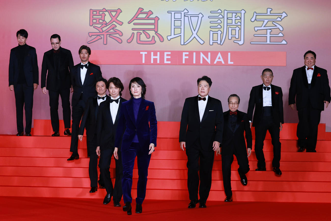 劇場版「緊急取調室　THE FINAL」カウントダウンイベントに登場した、左から大倉孝二、鈴木浩介、速水もこみち、石丸幹二、佐々木蔵之介、天海祐希、田中哲司、小日向文世、でんでん、塚地武雅（撮影・野上伸悟）