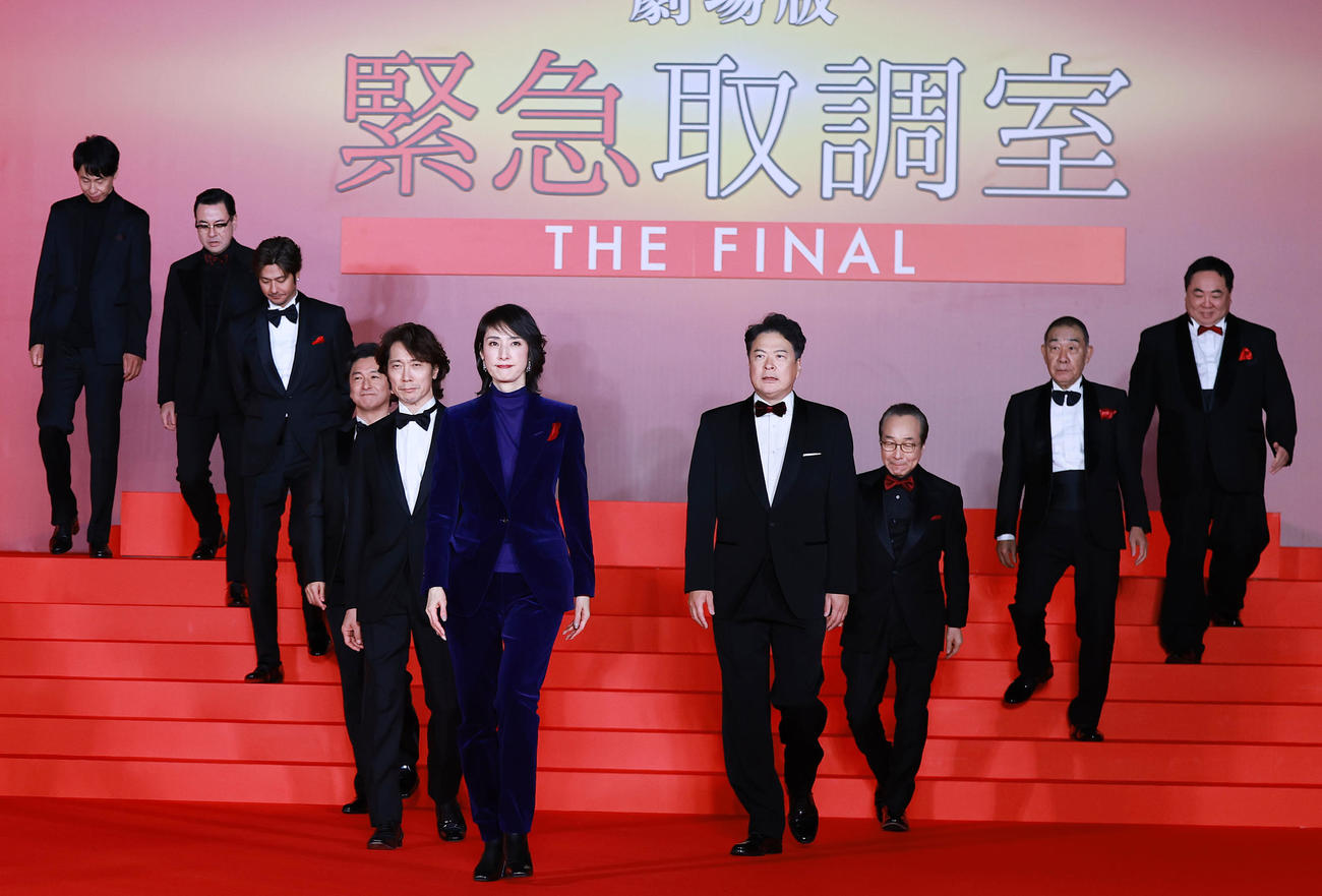 劇場版「緊急取調室　THE FINAL」カウントダウンイベントに登場した、左から大倉孝二、鈴木浩介、速水もこみち、石丸幹二、佐々木蔵之介、天海祐希、田中哲司、小日向文世、でんでん、塚地武雅（撮影・野上伸悟）