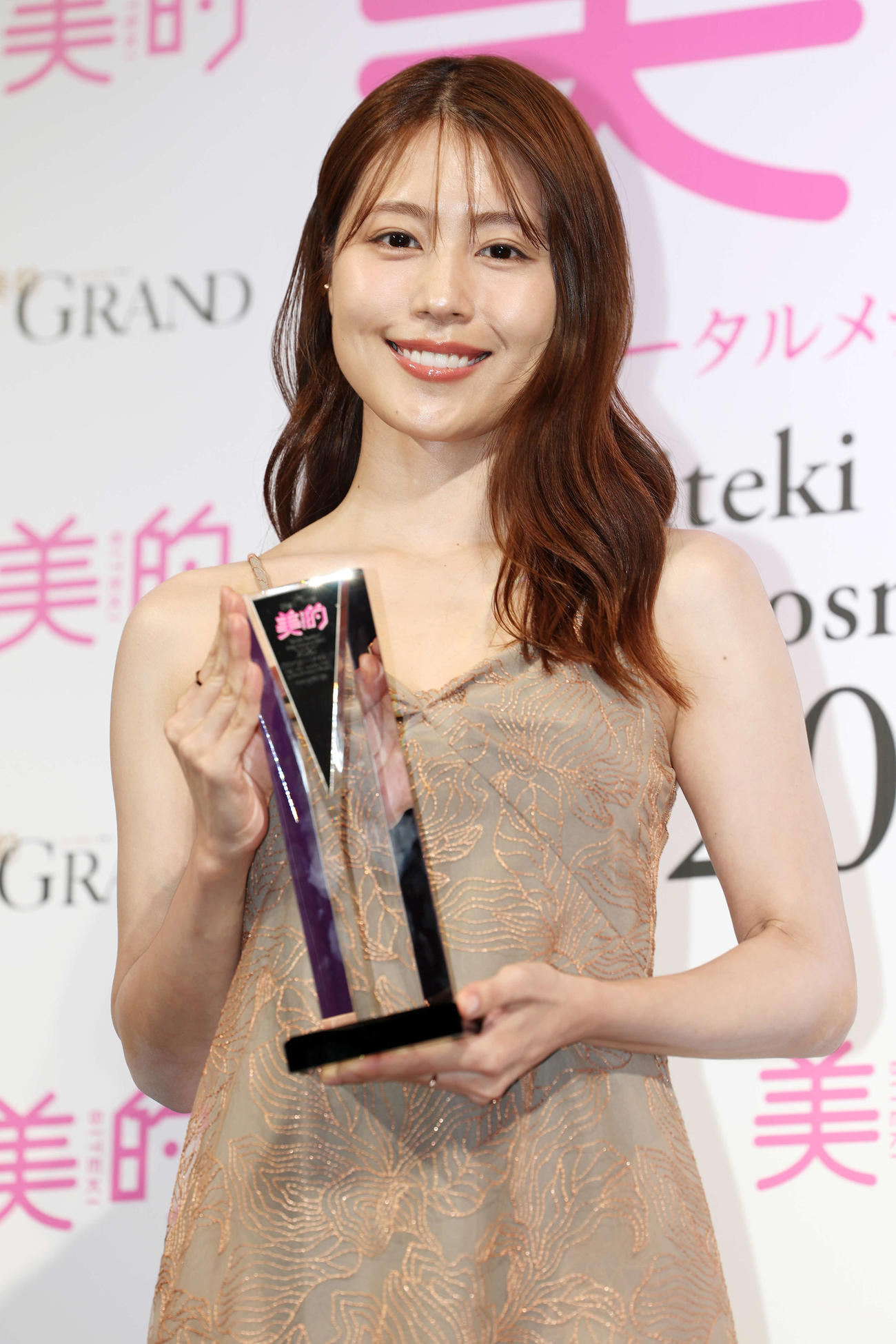 「美的ベストビューティウーマン」を受賞し笑顔を見せる有村架純（撮影・宮地輝）