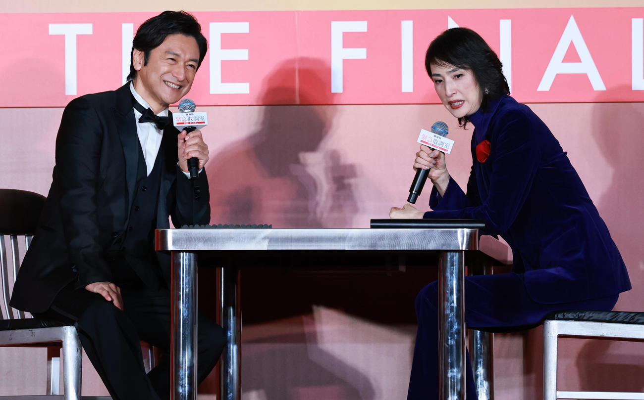 劇場版「緊急取調室　THE FINAL」カウントダウンイベントに登場し、佐々木蔵之介（左）の取り調べを行う天海祐希（撮影・野上伸悟）