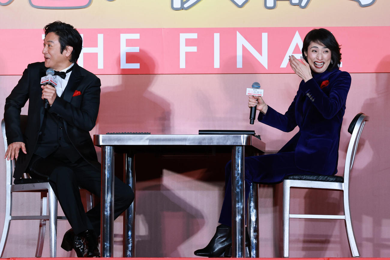 劇場版「緊急取調室　THE FINAL」カウントダウンイベントに登場し、石丸幹二（左）の取り調べを行う天海祐希（撮影・野上伸悟）