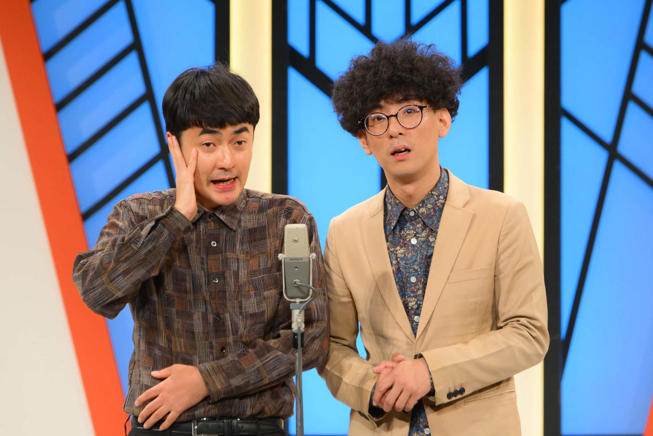 よしもと漫才劇場で凱旋ライブを行った、たくろうの赤木裕（左）ときむらバンド