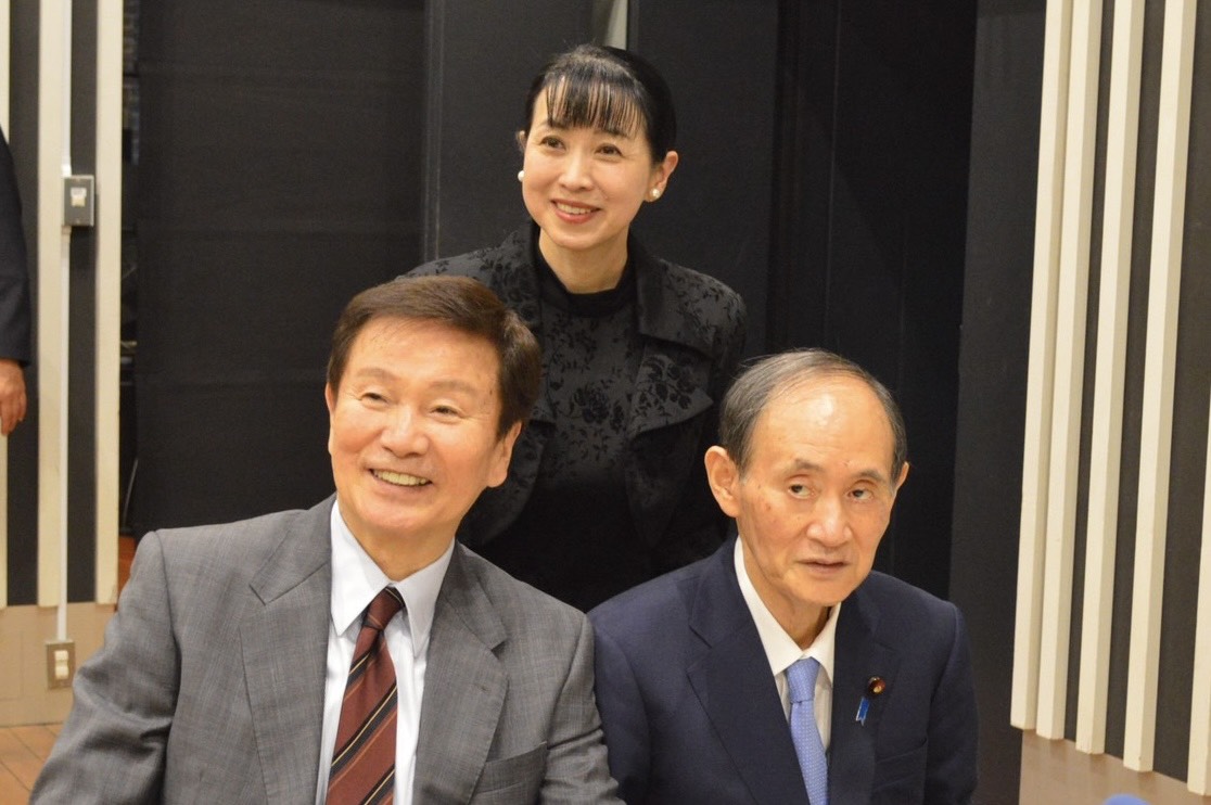 森田健作（前列左）のラジオ収録に参加した菅義偉元総理（同右）と西村知美