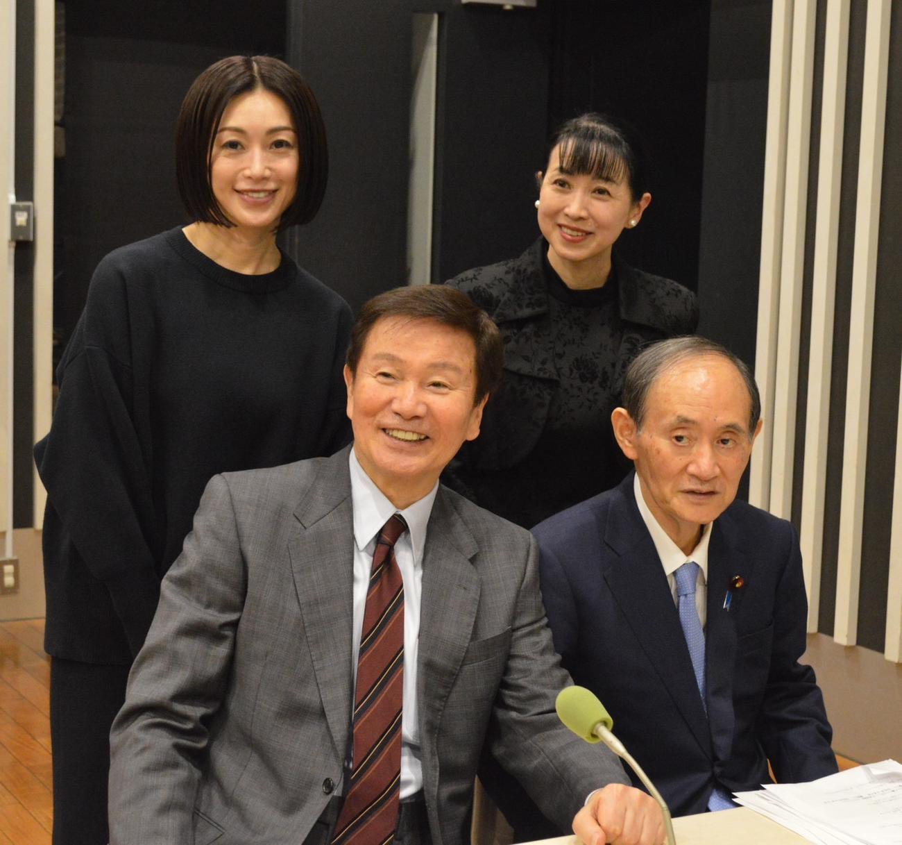 森田健作（前列左）のラジオ収録に参加した菅義偉元総理（同右）と酒井法子（後列左）と西村知美
