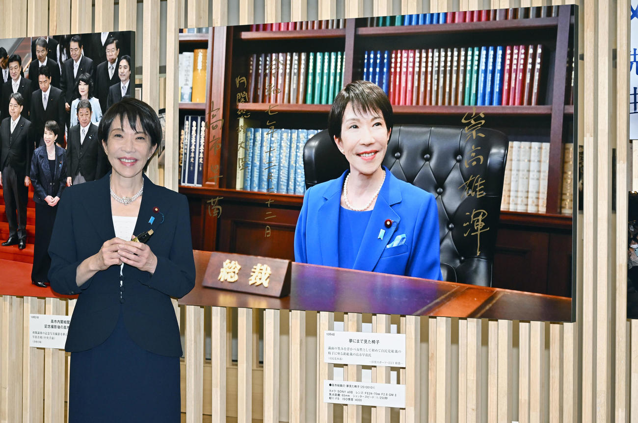 「2025年報道写真展」で本紙・江口和貴カメラマンが撮影した自民党総裁の椅子に座る自身の写真にサインした高市首相（撮影・千葉一成）