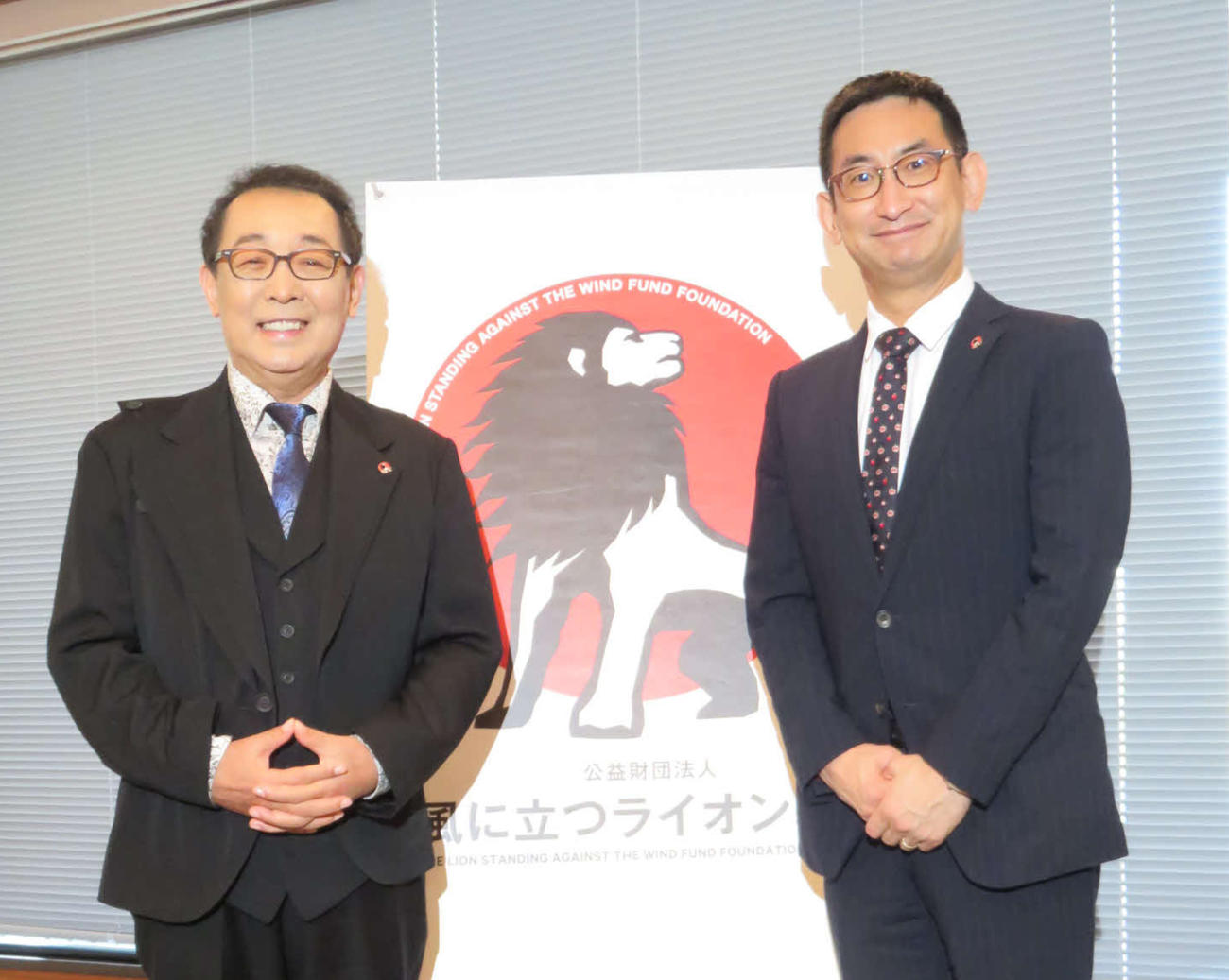 風に立つライオン・オブ・ザ・イヤーの新設を発表したさだまさし（左）と財団の古竹孝一理事長（2022年9月撮影）