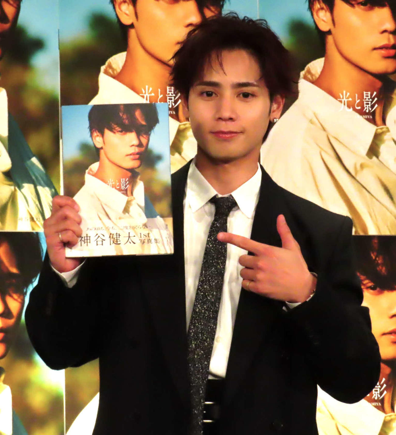 写真集「光と影」発売記念ベントを開催した神谷健太