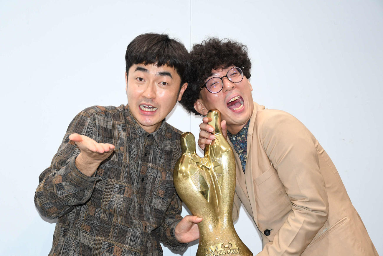 2025年12月22日、よしもと漫才劇場で凱旋ライブを行った、たくろうの赤木裕（左）ときむらバンド