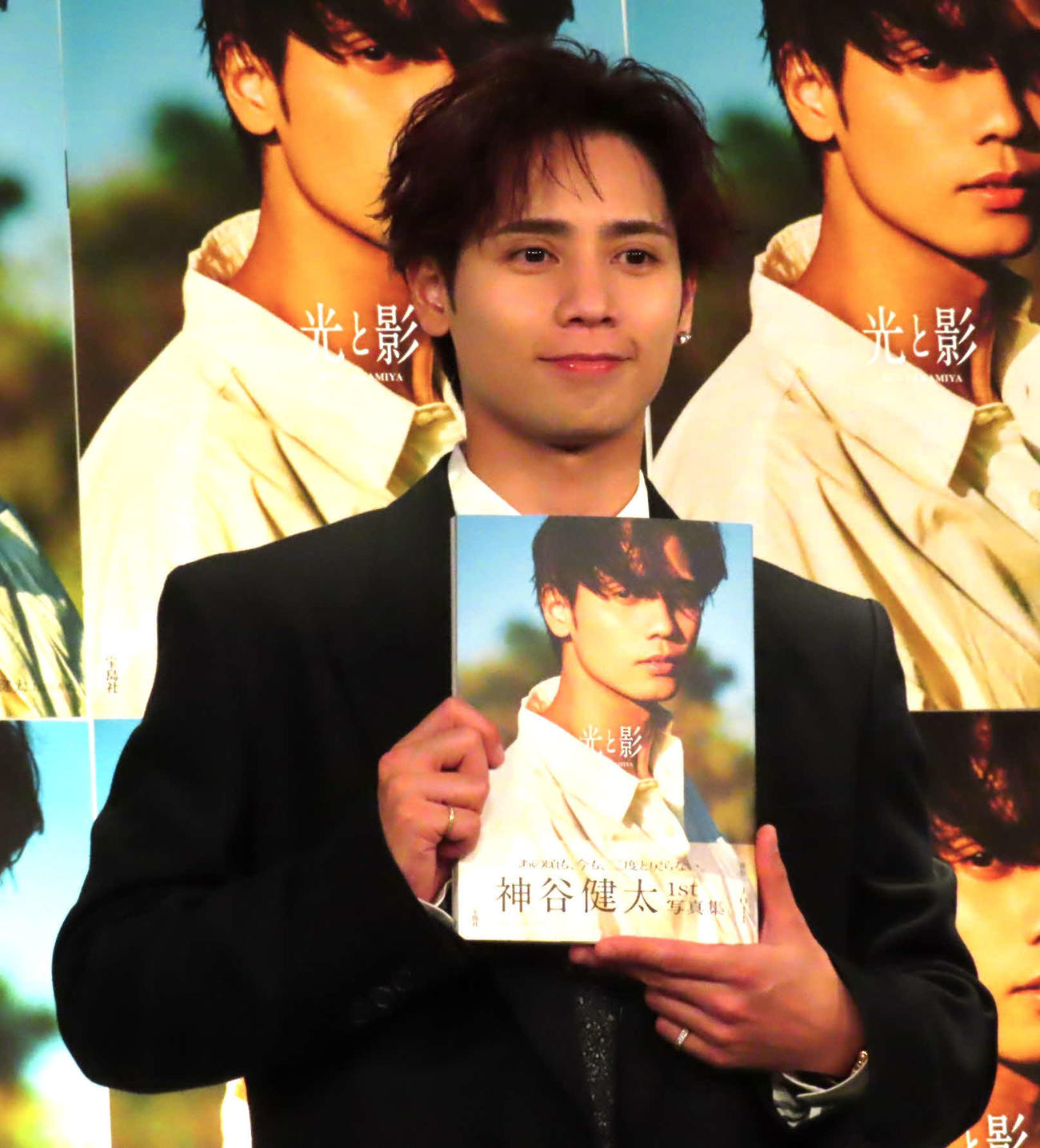 写真集「光と影」発売記念ベントを開催した神谷健太