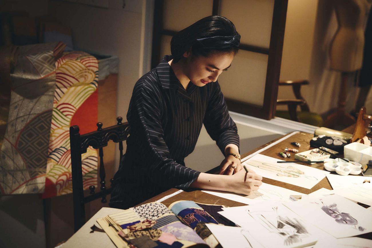 テレビ朝日ドラマプレミアム「森英恵　Butterfly beyond」に主演する八木莉可子（C）tv asahi All Rights Reserved.