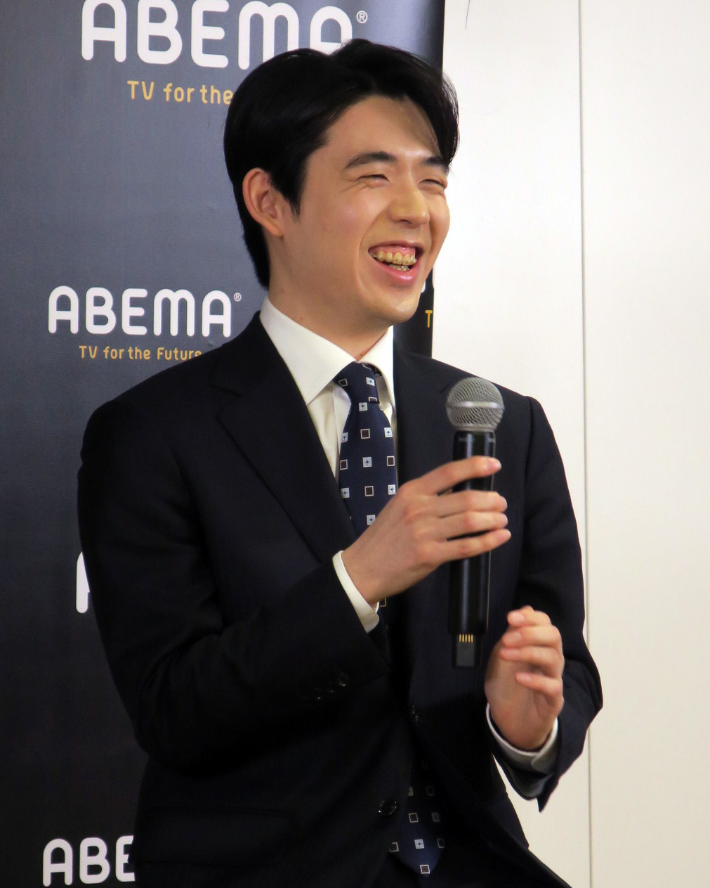 ABEMAオリジナル特別対局「のんVS藤井聡太竜王・名人　年末指し納め対談」取材会で笑顔をみせる藤井聡太竜王・名人